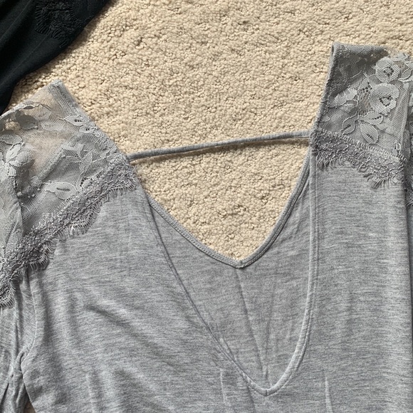 Set of 2 stunning AE tops - Picture 2 of 5